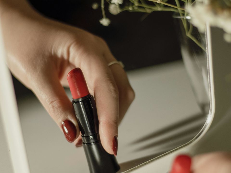 Лучшая помада для тонких губ: советы и выбор