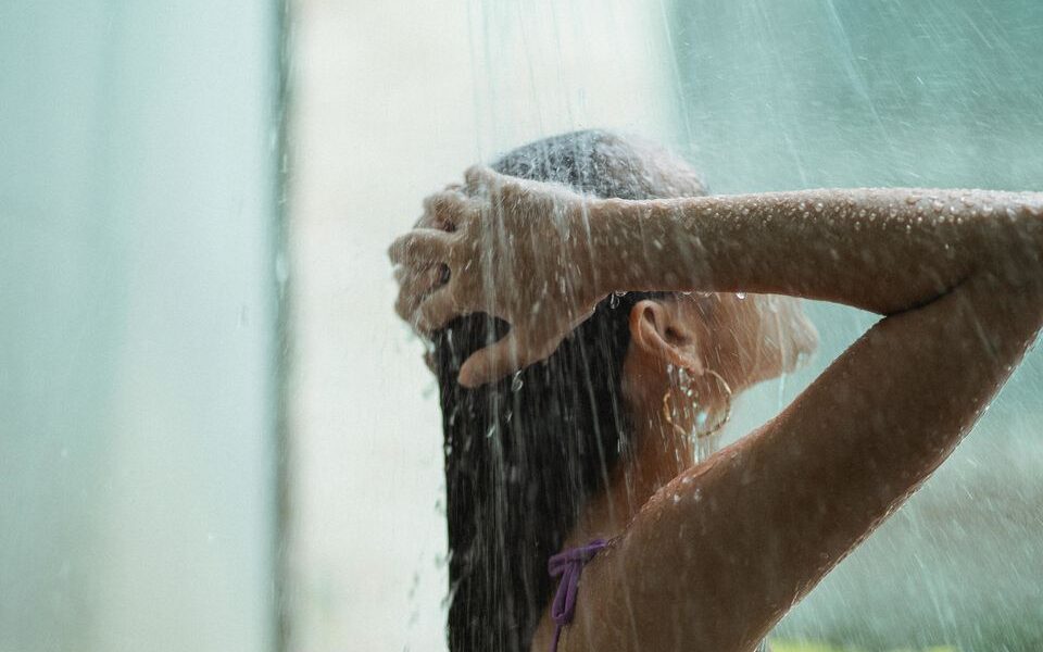 Секрет блестящих волос: быстрый способ преобразить волосы в душе