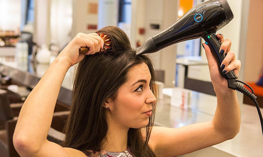 Как правильно сушить волосы феном: избегаем распространенных ошибок