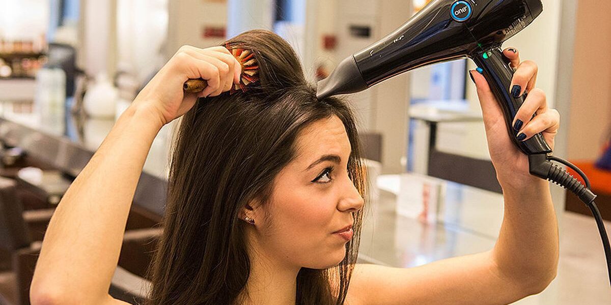 Как правильно сушить волосы феном: избегаем распространенных ошибок