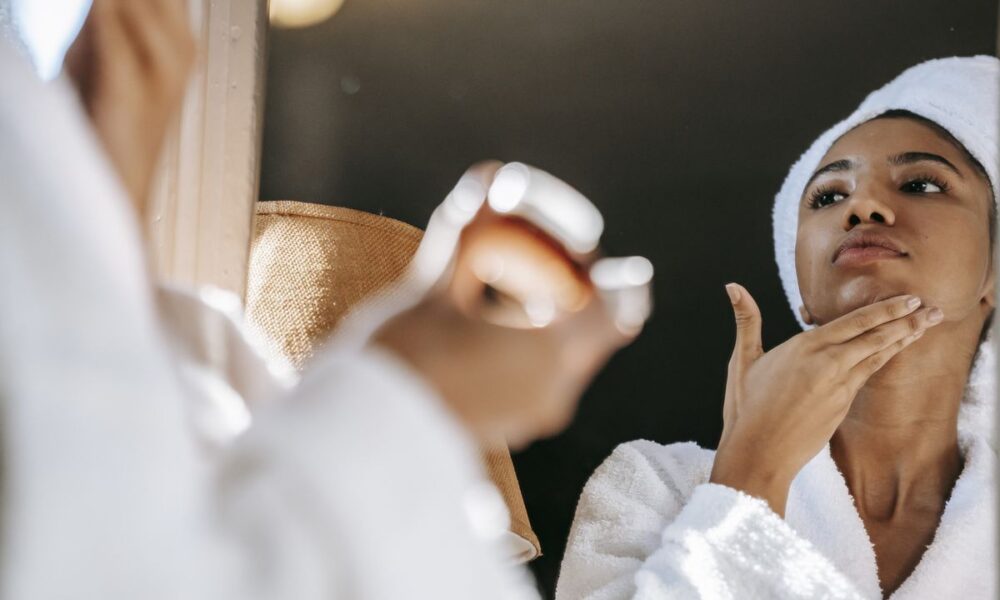 Можно ли использовать крем для тела на лице: советы и предостережения