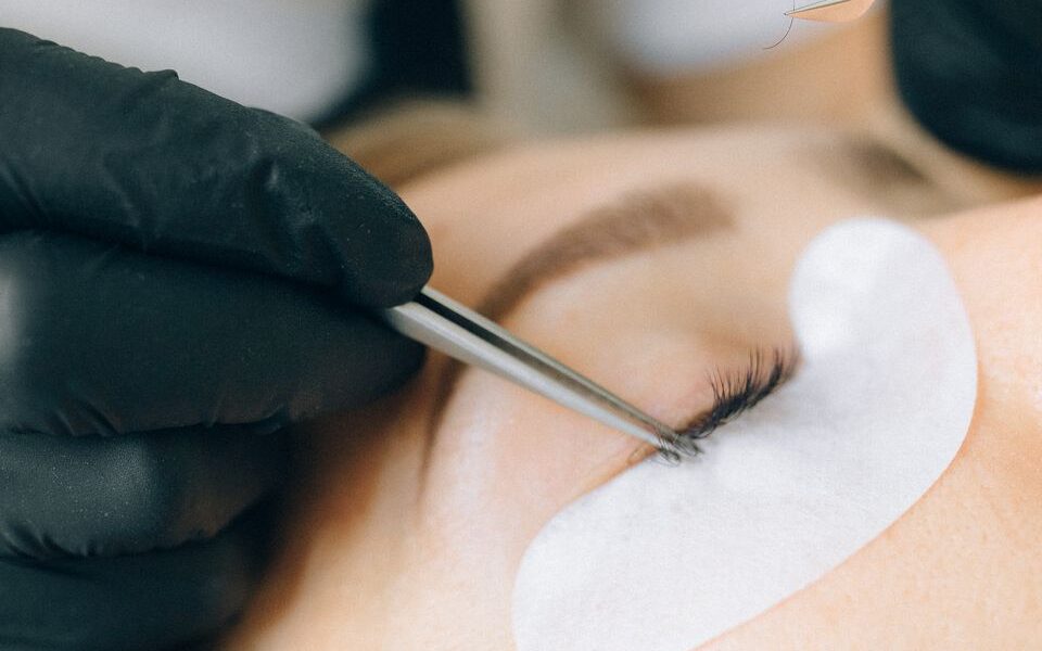 Когда лучше отказаться от наращивания ресниц: важные правила красоты