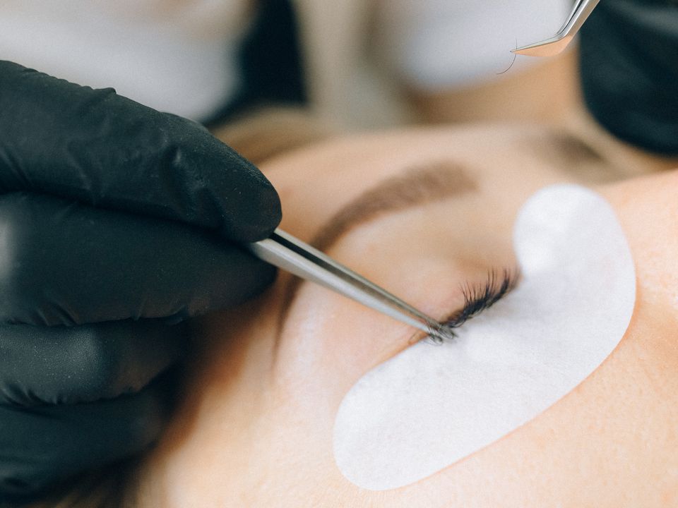 Когда лучше отказаться от наращивания ресниц: важные правила красоты