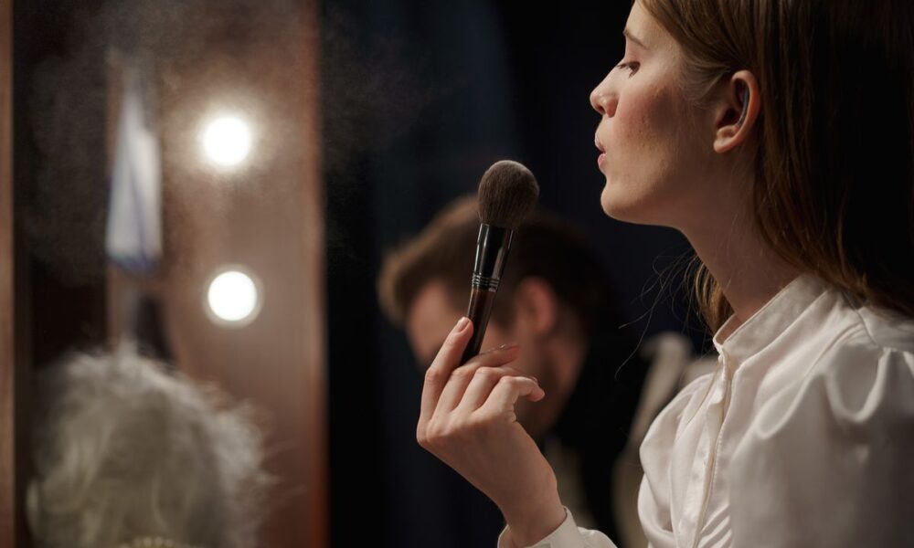 Макияж для жирной кожи: секреты стойкого и красивого образа