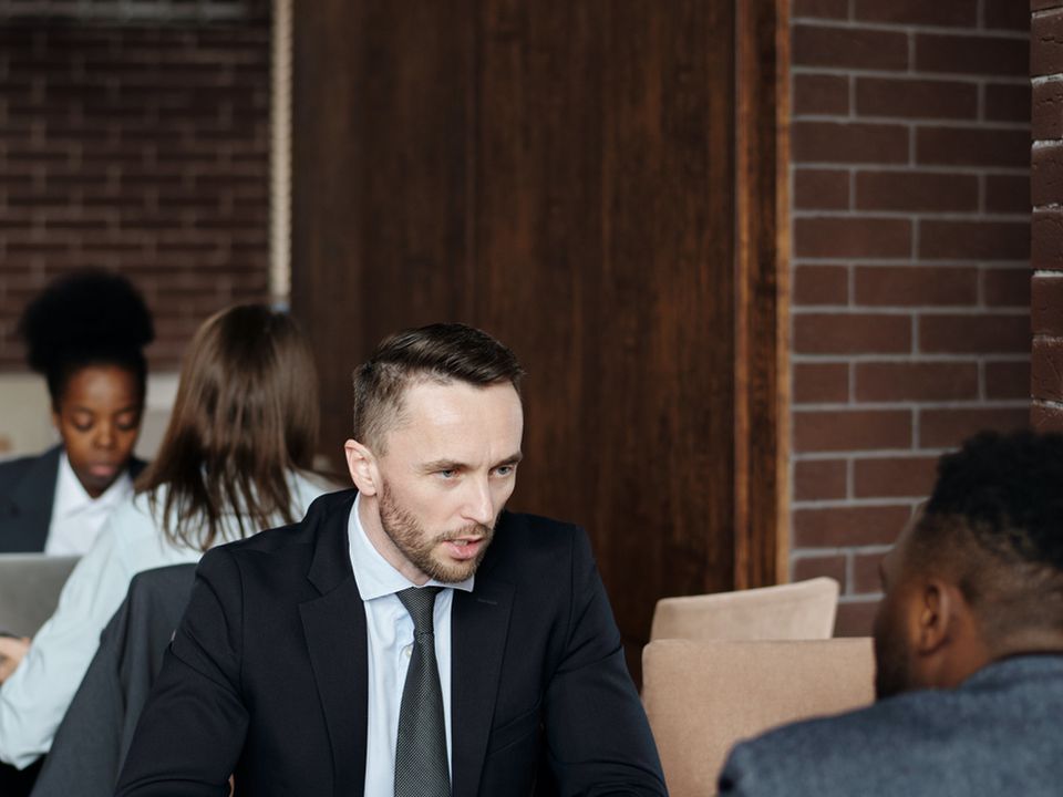 Как распознать манипулятора: признаки и тактики защиты