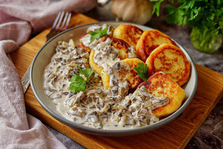 Вкусные картофельные оладьи с грибным соусом: простой рецепт для всей семьи