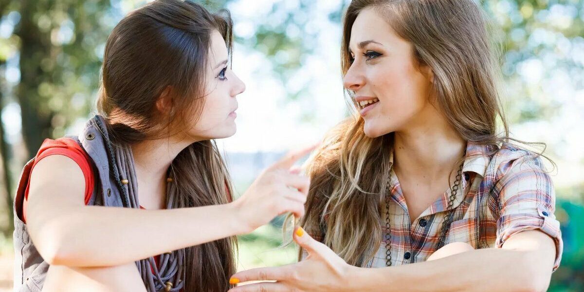 Тревожные звоночки в поведении подруги: как распознать обман