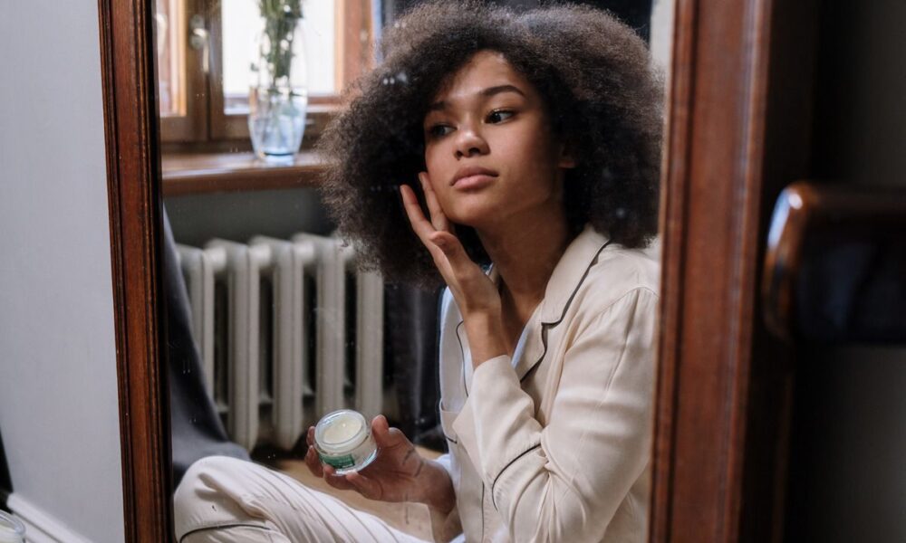 Почему крем скатывается на лице: основные причины и решения