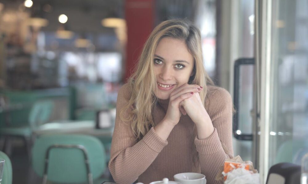 Почему мы улыбаемся, когда нам грустно: психология неожиданной реакции