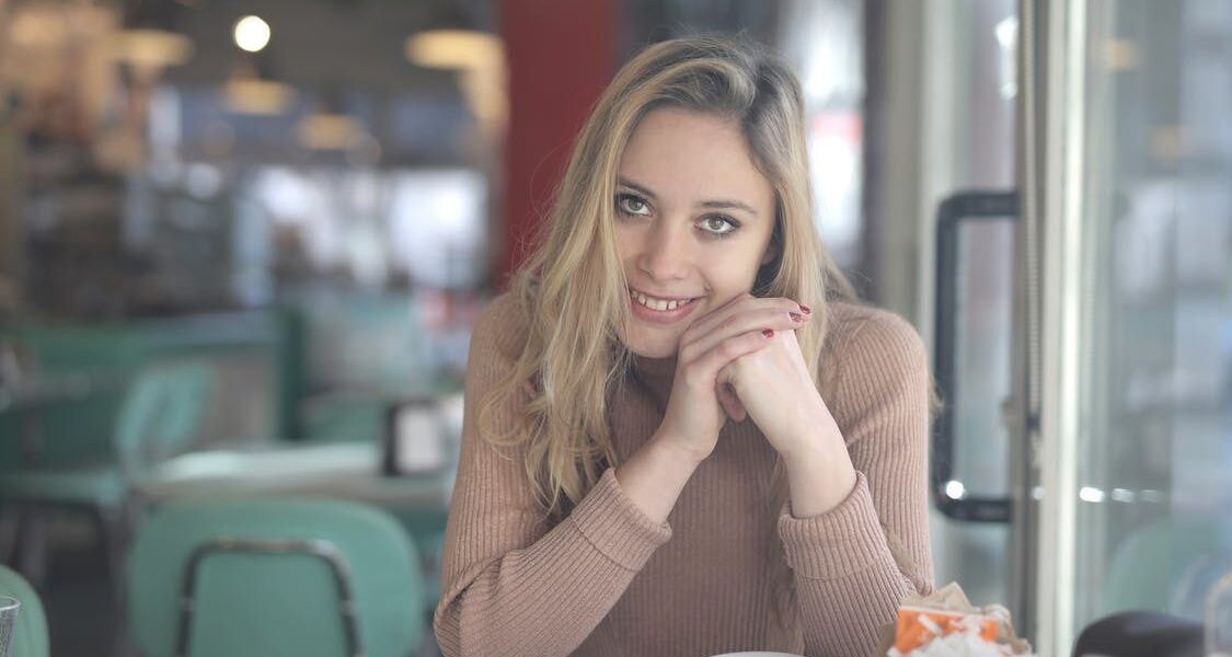 Почему мы улыбаемся, когда нам грустно: психология неожиданной реакции