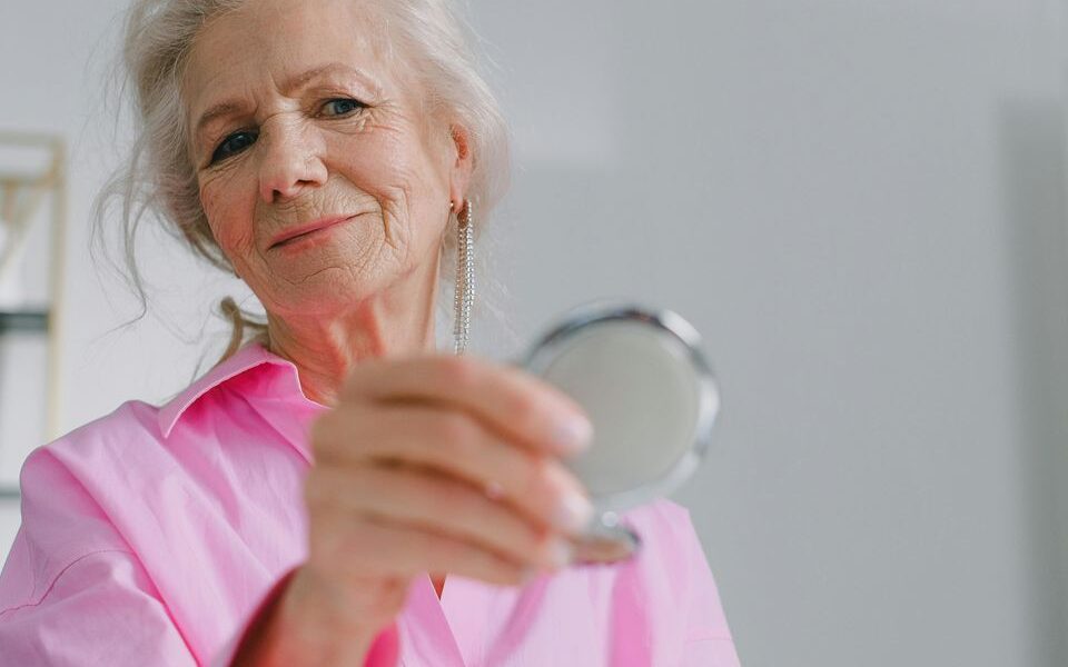 Ошибки в макияже после 50: как не выглядеть старше