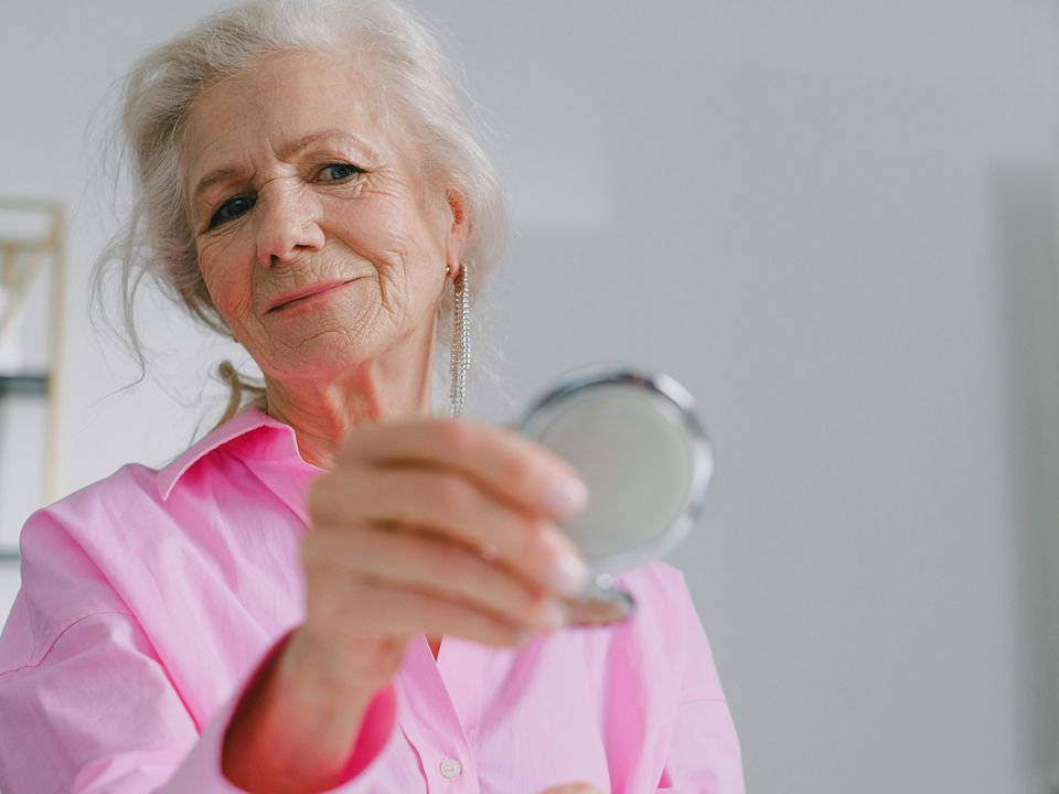 Ошибки в макияже после 50: как не выглядеть старше