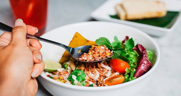 6 вещей, которые опасно делать после еды: советы для женского здоровья