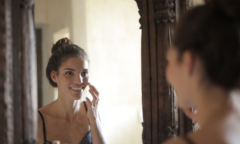 Тоник для лица: зачем он нужен каждой женщине и как его использовать