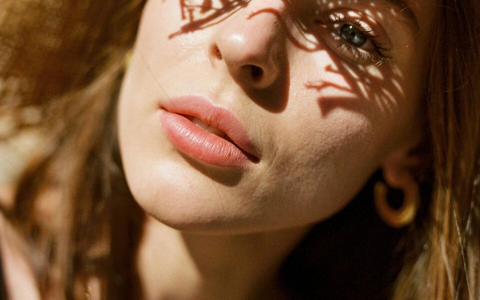 Уход за кожей лица летом: советы косметологов для женщин