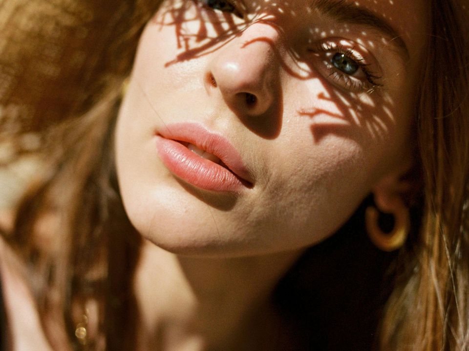 Уход за кожей лица летом: советы косметологов для женщин