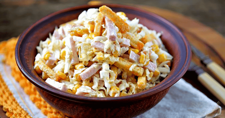 Быстрый салат за 5 минут: рецепт из простых ингредиентов для каждой хозяйки