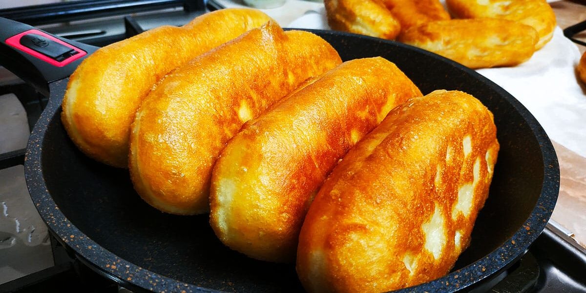 Секрет мягких и долго не черствеющих пирожков без дрожжей: простой рецепт для каждой хозяйки