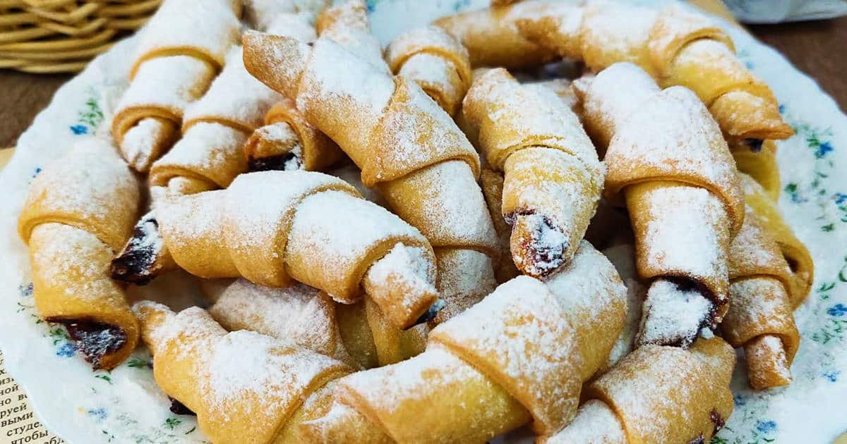 Рассыпчатые рогалики из песочного теста: простой рецепт для всей семьи