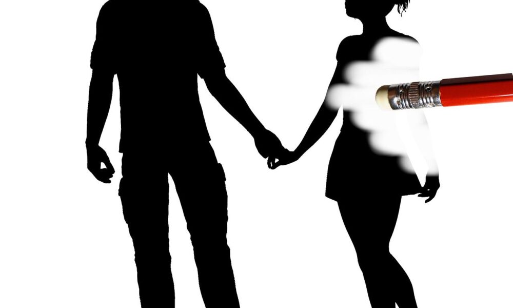 Почему он общается с бывшей: разбираем причины и стоит ли волноваться