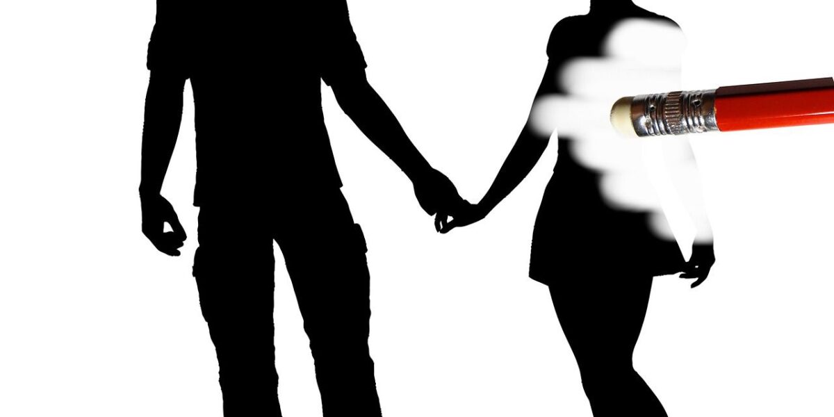 Почему он общается с бывшей: разбираем причины и стоит ли волноваться