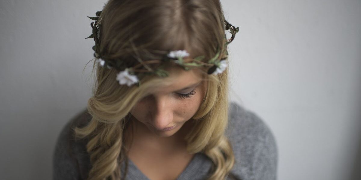 Седые волосы: мифы и правда об уходе