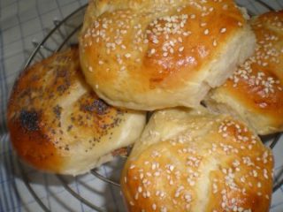 Простой рецепт булочек с кунжутом: готовьте за минуты