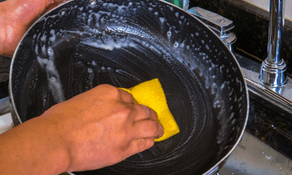 Эффективное средство от нагара на сковороде: простой рецепт из подручных средств