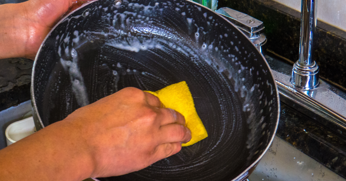 Эффективное средство от нагара на сковороде: простой рецепт из подручных средств