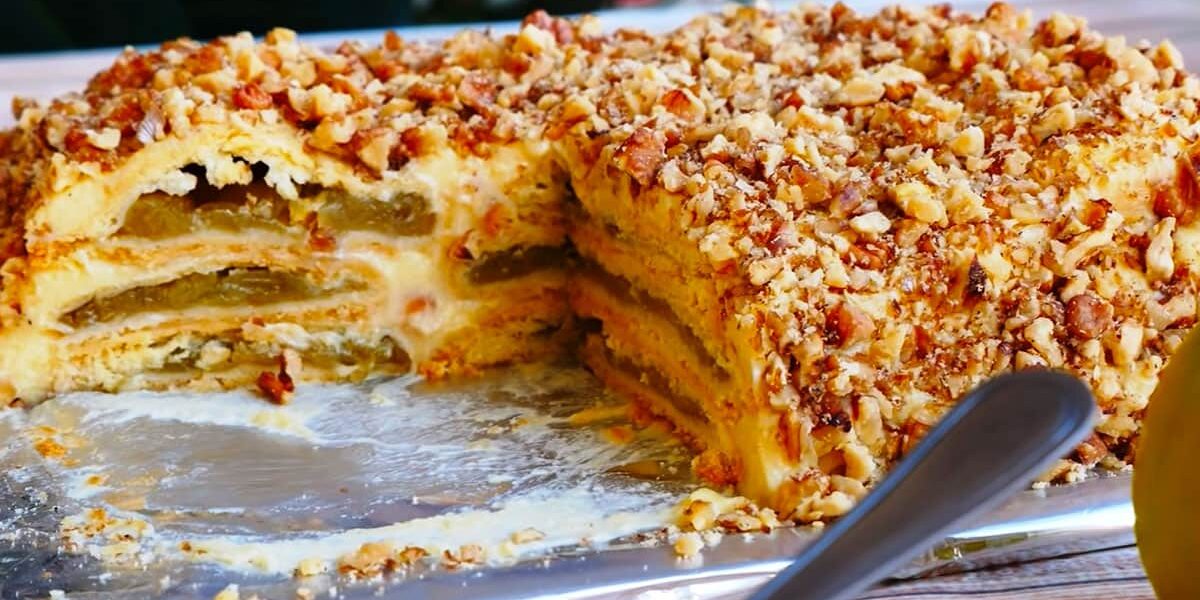 Яблочный торт: рецепт нежного и сочного десерта для всей семьи