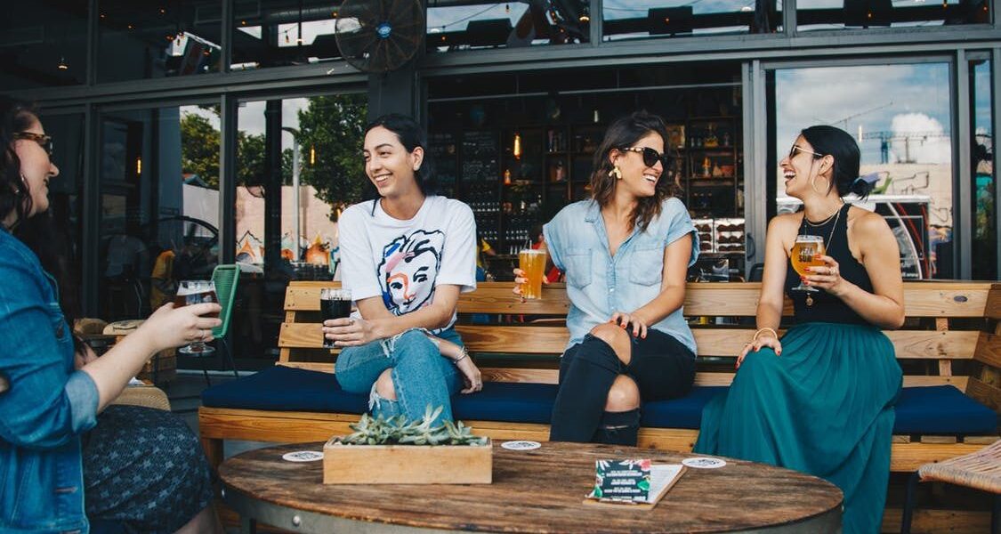 Встречи по судьбе: какие люди приходят в нашу жизнь по воле Вселенной