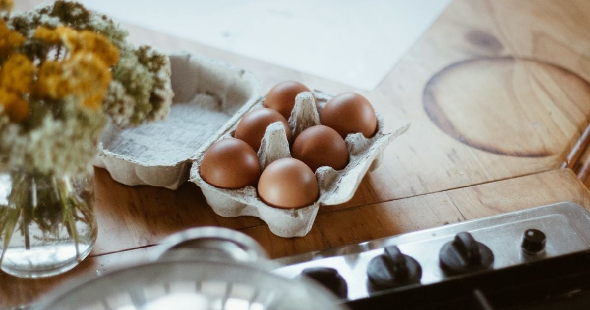 Как проверить свежесть яиц: простые способы для дома и магазина