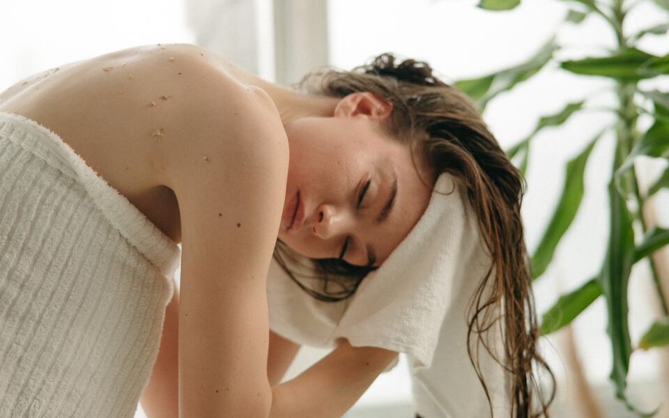 Как быстро высушить волосы без фена: секреты и советы для красоты