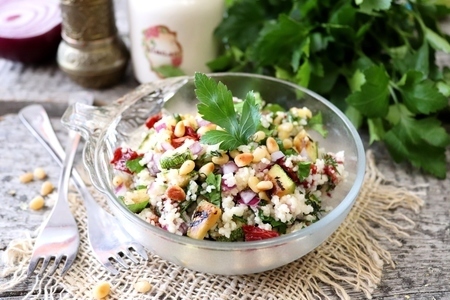 Постный салат табуле с кускусом, цуккини и кедровыми орешками: простой рецепт