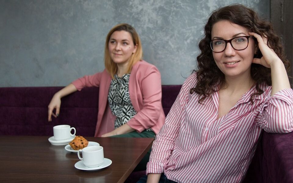 Почему нам сложно смотреть в глаза: психология зрительного контакта