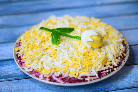 Слоеный салат со свеклой: рецепт для праздника и не только