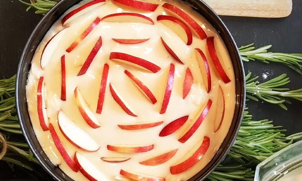 Шарлотка на кефире: простой рецепт пышного и вкусного яблочного пирога для всей семьи