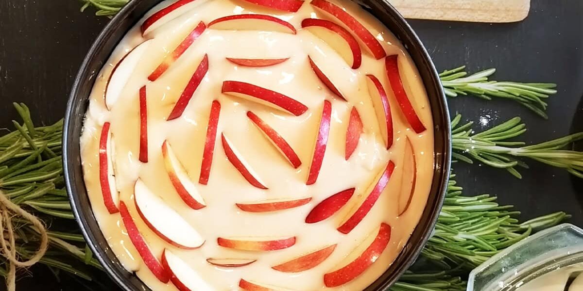 Шарлотка на кефире: простой рецепт пышного и вкусного яблочного пирога для всей семьи