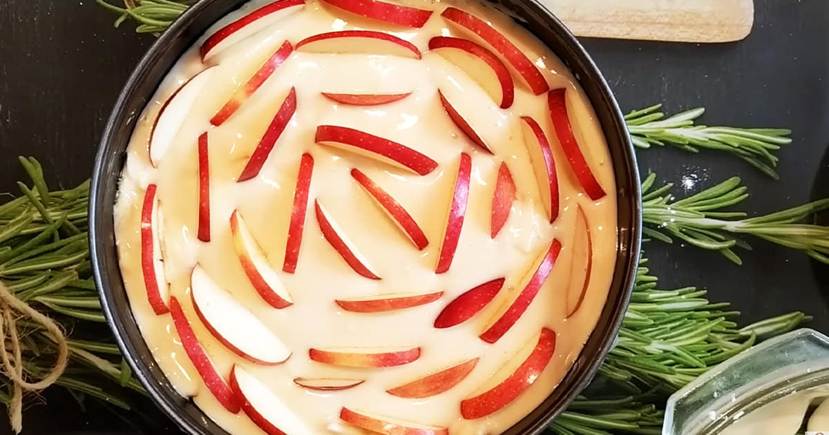 Шарлотка на кефире: простой рецепт пышного и вкусного яблочного пирога для всей семьи