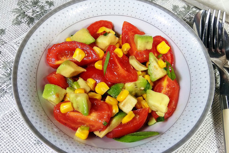 Легкий салат с авокадо, помидорами и кукурузой: быстрый рецепт для женщин