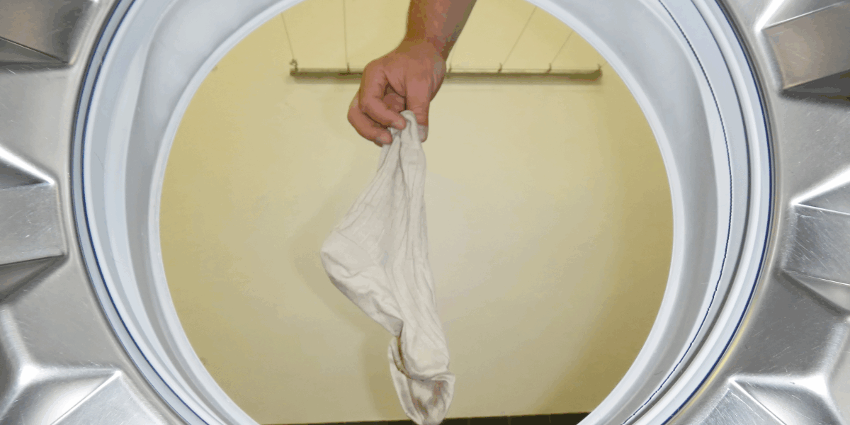 Секрет чистой стирки: зачем класть носок в стиральную машину