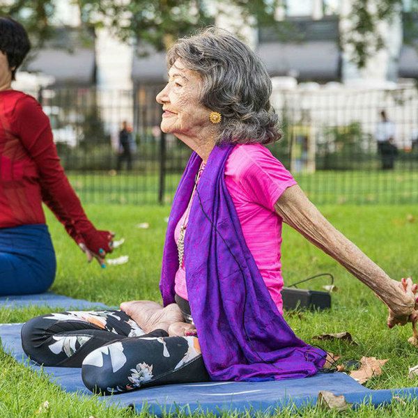 Секреты долголетия от 99-летней йогини: 5 шагов к красоте и счастью