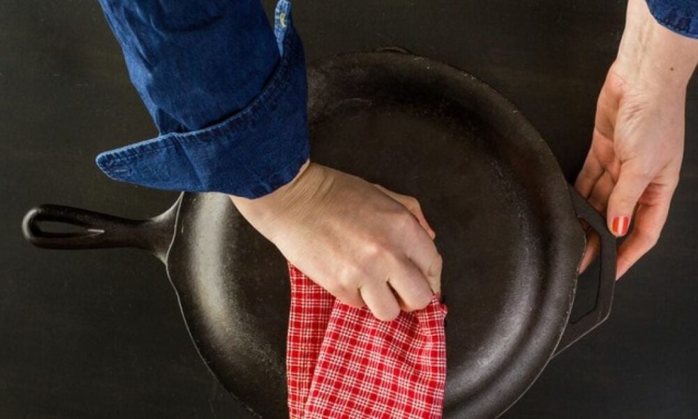 Чистая сковорода без усилий: простые способы удаления нагара и жира в домашних условиях