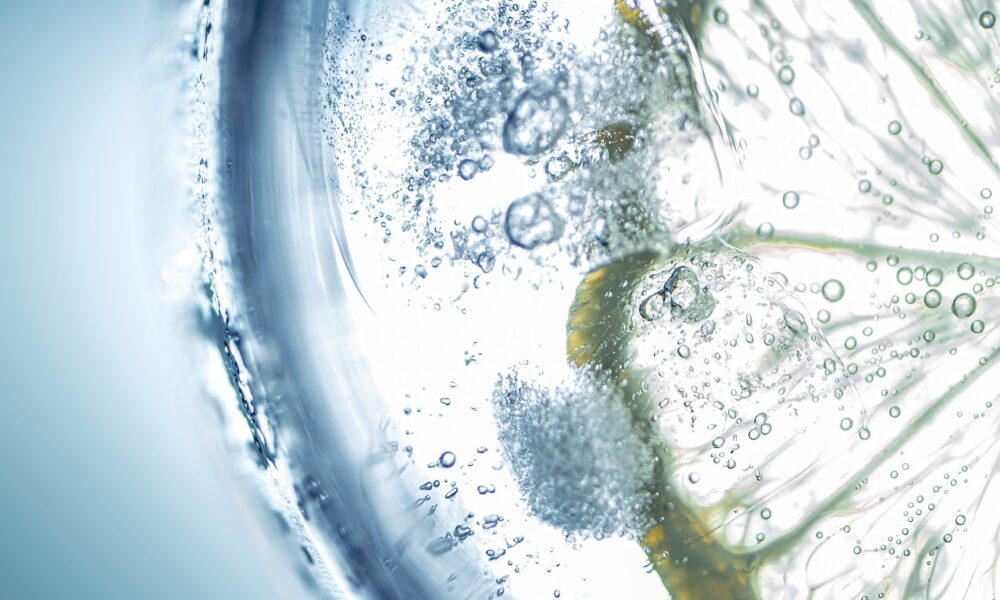 Image for: Почему стоит начать утро с воды и лимона для женского здоровья. Tags: содовая, лимон, ломтик лимона, цитрусов...