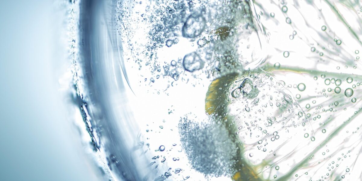 Image for: Почему стоит начать утро с воды и лимона для женского здоровья. Tags: содовая, лимон, ломтик лимона, цитрусов...