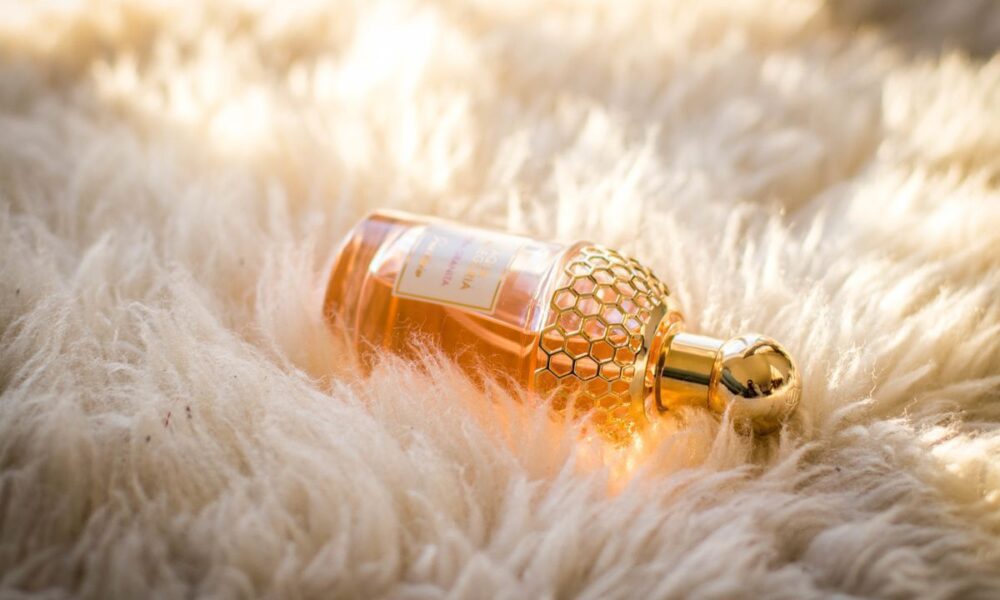 Как продлить стойкость любимого парфюма: секреты для женщин