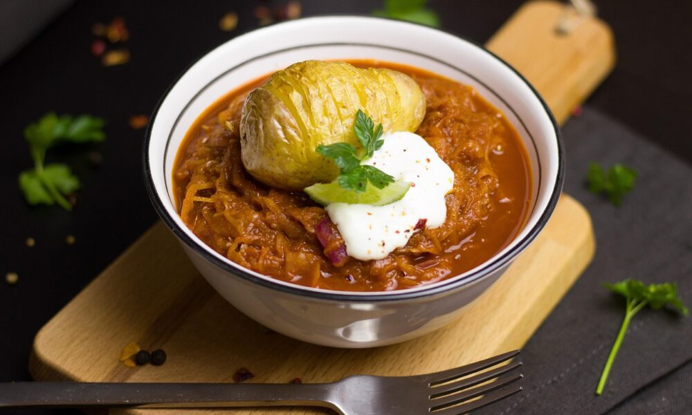 Image for: Сочные тефтели в нежном сливочном соусе: простой рецепт для всей семьи. Tags: тушить, трава, квашеная капуста...