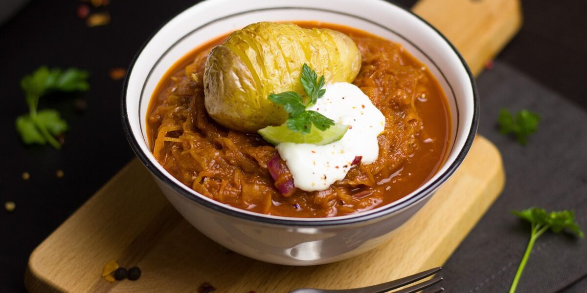 Image for: Сочные тефтели в нежном сливочном соусе: простой рецепт для всей семьи. Tags: тушить, трава, квашеная капуста...