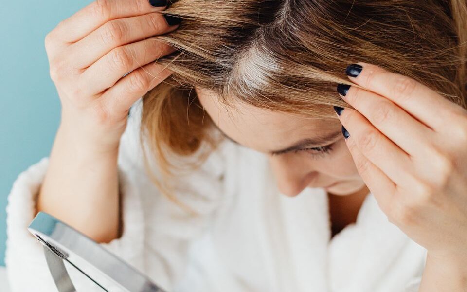 Как остановить появление седины: советы трихологов для женщин