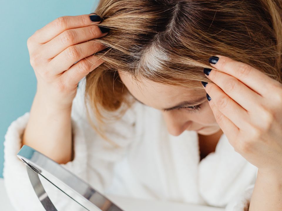 Как остановить появление седины: советы трихологов для женщин